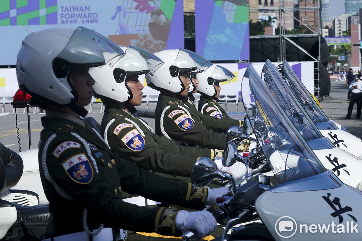 憲兵指揮部快速反應連的女性憲兵不讓鬚眉，展現操控大型重機的純熟技巧。 圖：張良一 /攝