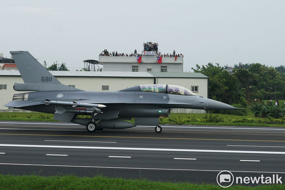 一架改裝後的F-16V戰機降落在高速公路彰化戰備道上。許多軍事迷在附近的頂樓懸掛我愛的中華民國空軍的英文布條，向參與漢光演習的官兵致意。 圖：張良一 /攝