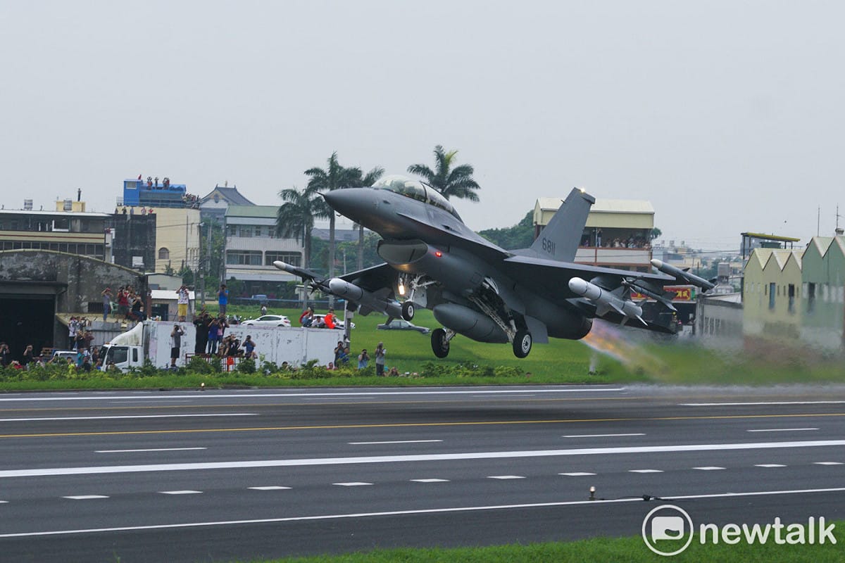 一架改裝後的F-16V戰機在高速公路彰化戰備道完成加油掛彈後起飛升空，吸引許多軍事迷和當地民眾在附近觀看戰機起降。 圖：張良一 /攝