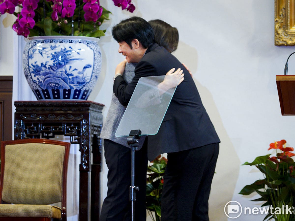 總統蔡英文在總統府舉行的宣布蘇貞昌接任行政院長的記者會上，和請辭行政院長的賴清德相互擁抱。立委改選結束後，賴清德立刻宣布參與民進黨總統初選，挑戰現任總統蔡英文。 圖：張良一 /攝
