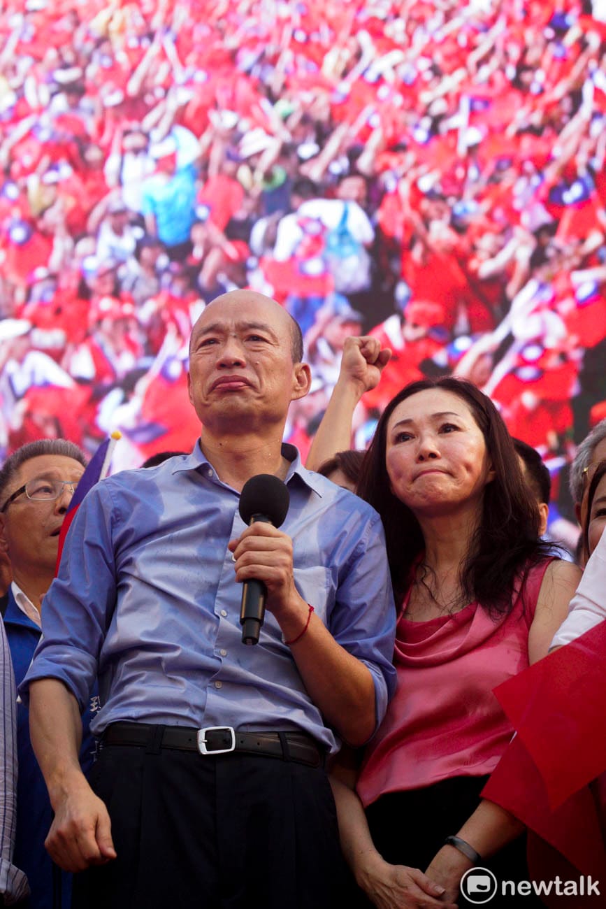 高雄市長韓國瑜與夫人李佳芳在台北凱道舉行的首場國民黨總統初選造勢活動中，看著現場幾十萬揮舞著國旗的支持者。 圖：張良一 /攝