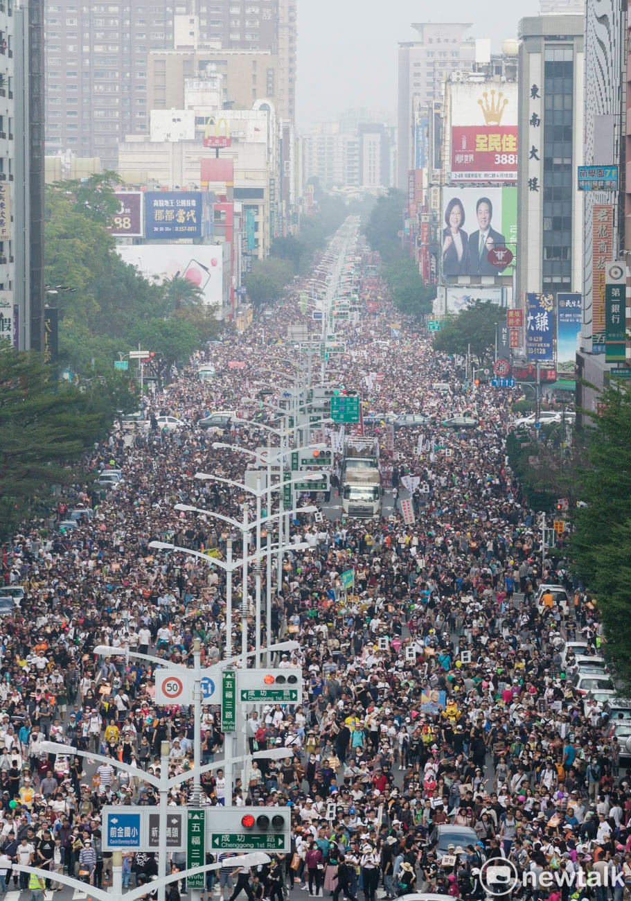 參加罷韓遊行民眾將高雄市五福三路的雙向車道佔滿，由於參與遊行人數眾多，現場看不到隊伍盡頭。 圖：張良一 /攝