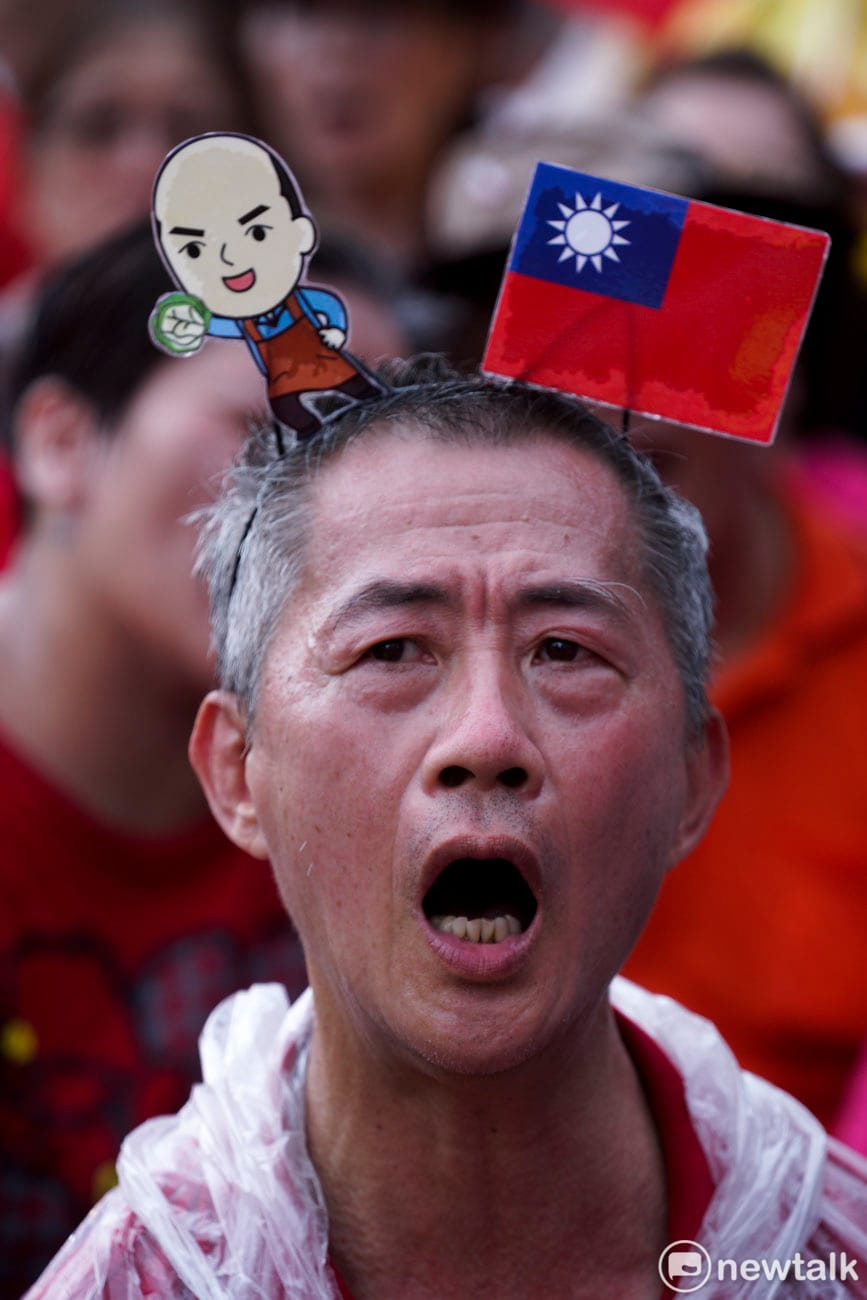 一位挺韓民眾在台北凱達格蘭大道高喊韓國瑜凍蒜。 圖：張良一 /攝