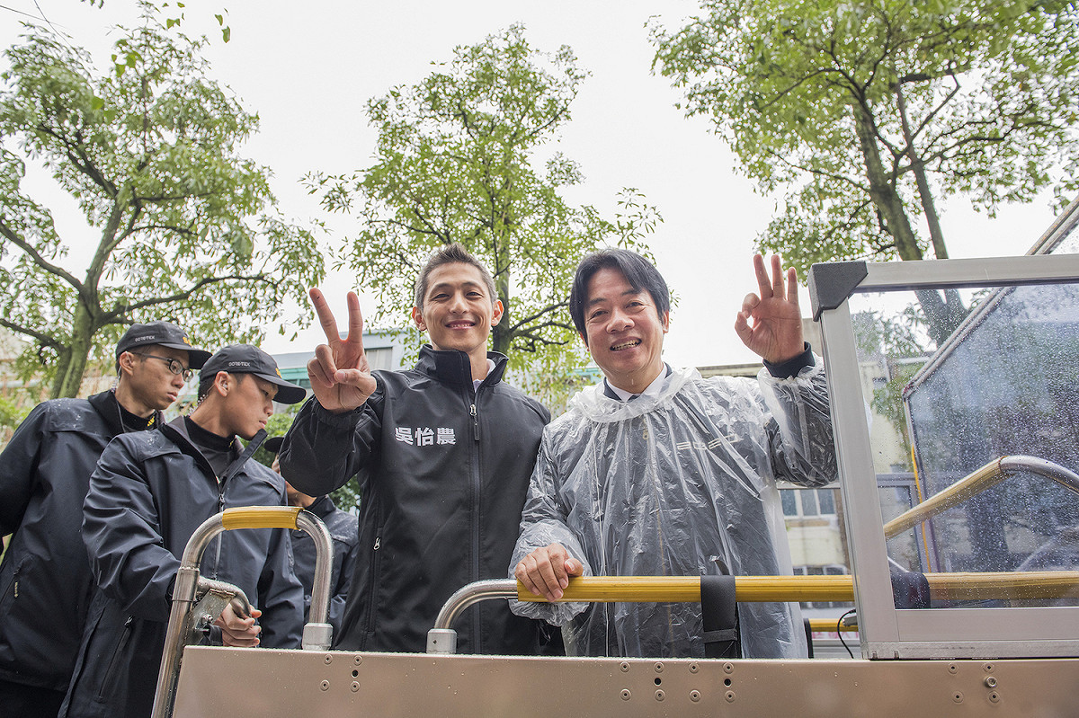 民進黨副總統候選人賴清德陪同黨籍立委候選人吳怡農掃街拜票。 圖：吳怡農競選辦公室 / 提供