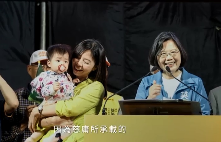 力拚連任的民進黨立委洪慈庸今（30）晚在臉書發文表示，雖然今年一片艱難，抱著孩子時更清楚未來的路該怎麼走。 圖：翻攝洪慈庸臉書影片