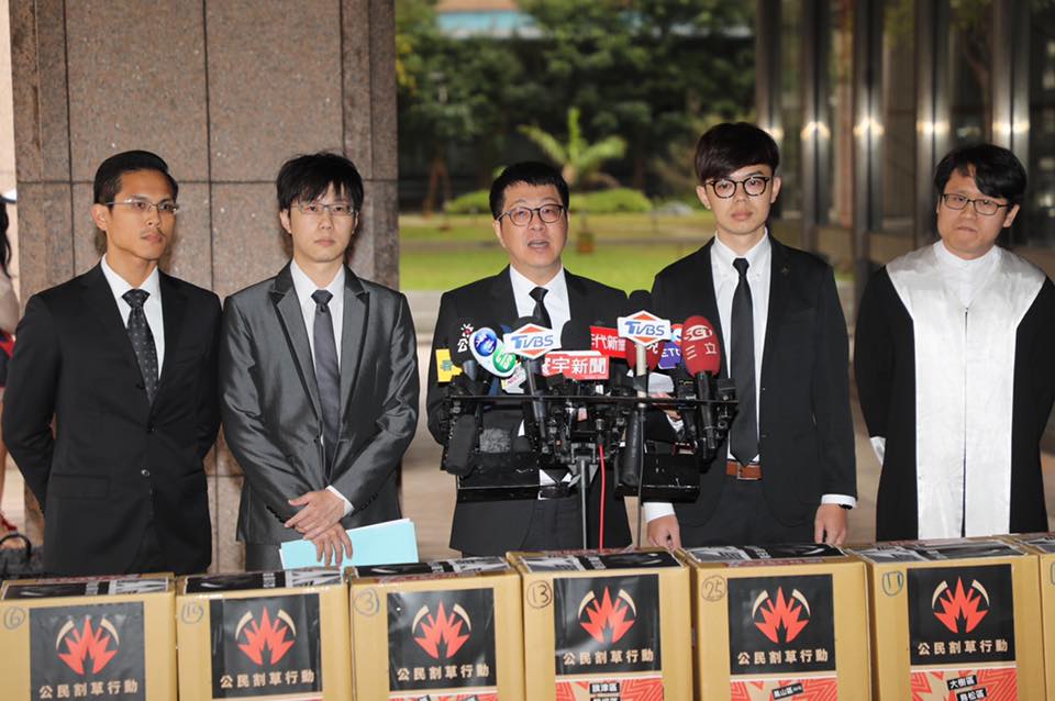 包括「Wecare高雄」、「公民割草行動」、「台灣基進」等政黨團體，26日啟動罷韓行動。 圖：翻攝自Wecare高臉書