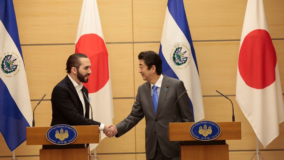 日本首相安倍晉三（右）11月底訪問薩爾瓦多，據報曾提醒薩國總統布克爾小心中國。 圖：翻攝自布克爾臉書