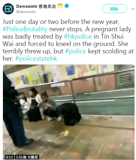 香港眾志在推特po出一段影片，港警在天水圍逮捕涉嫌破壞的男女，其中1女性（右）狂嘔不已，港警視若無睹。 圖：翻攝自香港眾志推特