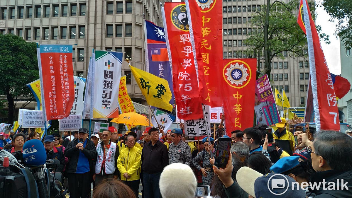 不滿民進黨團將通過反滲透法，新黨、統促黨、會等團體上午前往立法院抗議。 圖:陳佩君/攝