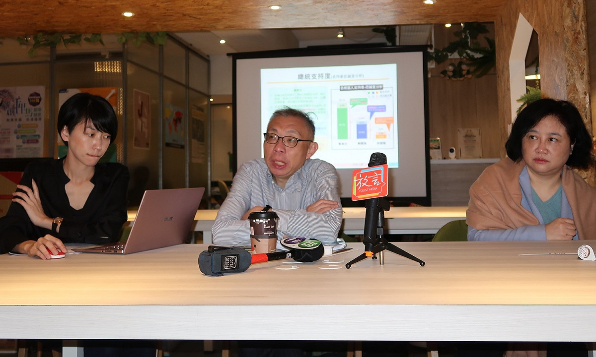 放言科技傳播總監黨一馨、師大教授范世平、資深媒體人陳敏鳳31 日出席民調記者會。 圖：林朝億/攝