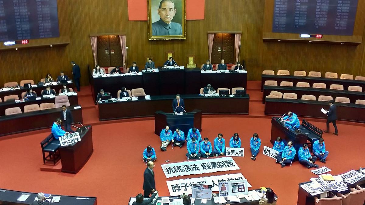 立法院今天審議反滲透法，進入逐條表決時，國民黨坐在議場中央表達抗議，並未參與投票。 圖：陳佩君／攝(資料照片)