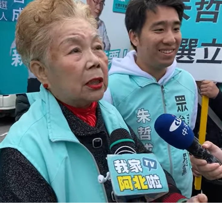 柯文哲母親何瑞英(左一)。（示意圖）。 圖：擷取自我家阿北啦TVyoutube