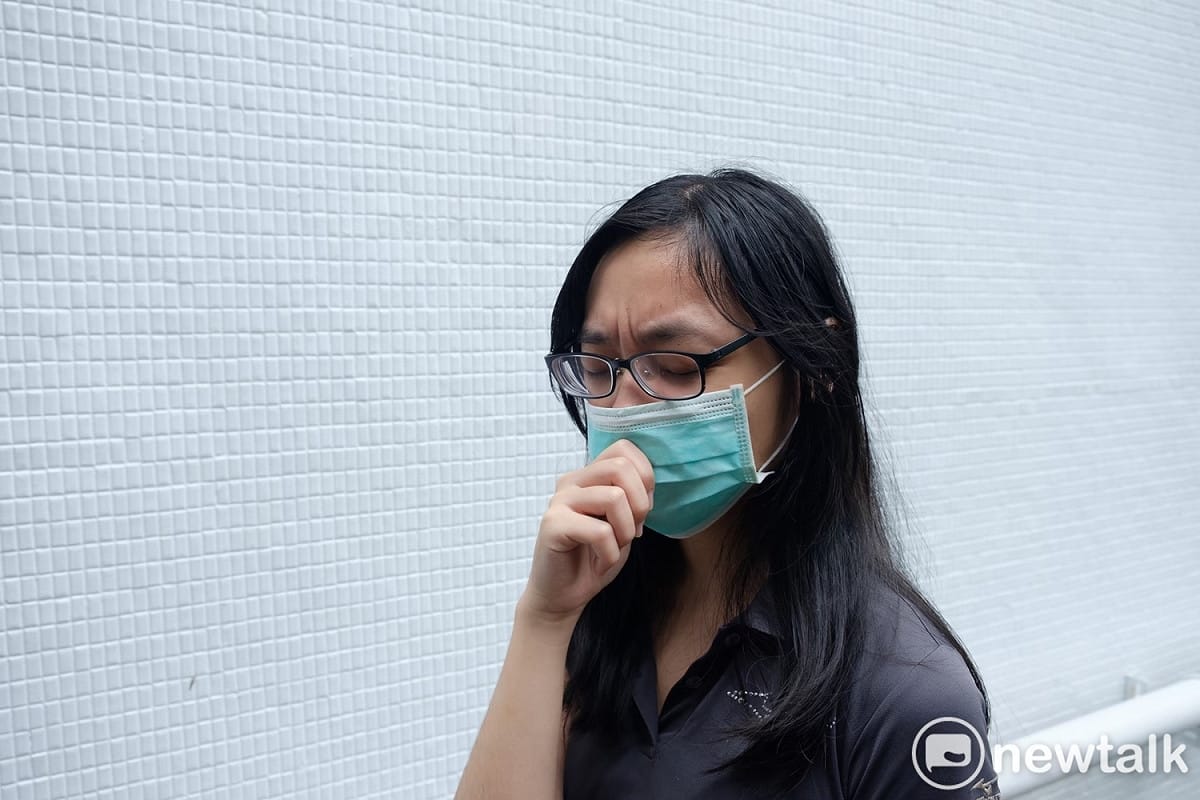 疾管署也再次呼籲，接近春節旅遊旺季，返國入境14日內如出現發燒或類流感症狀，應主動告知航管檢疫人員，依指示配戴口罩就醫 圖：葉宜哲／攝（資料照片）