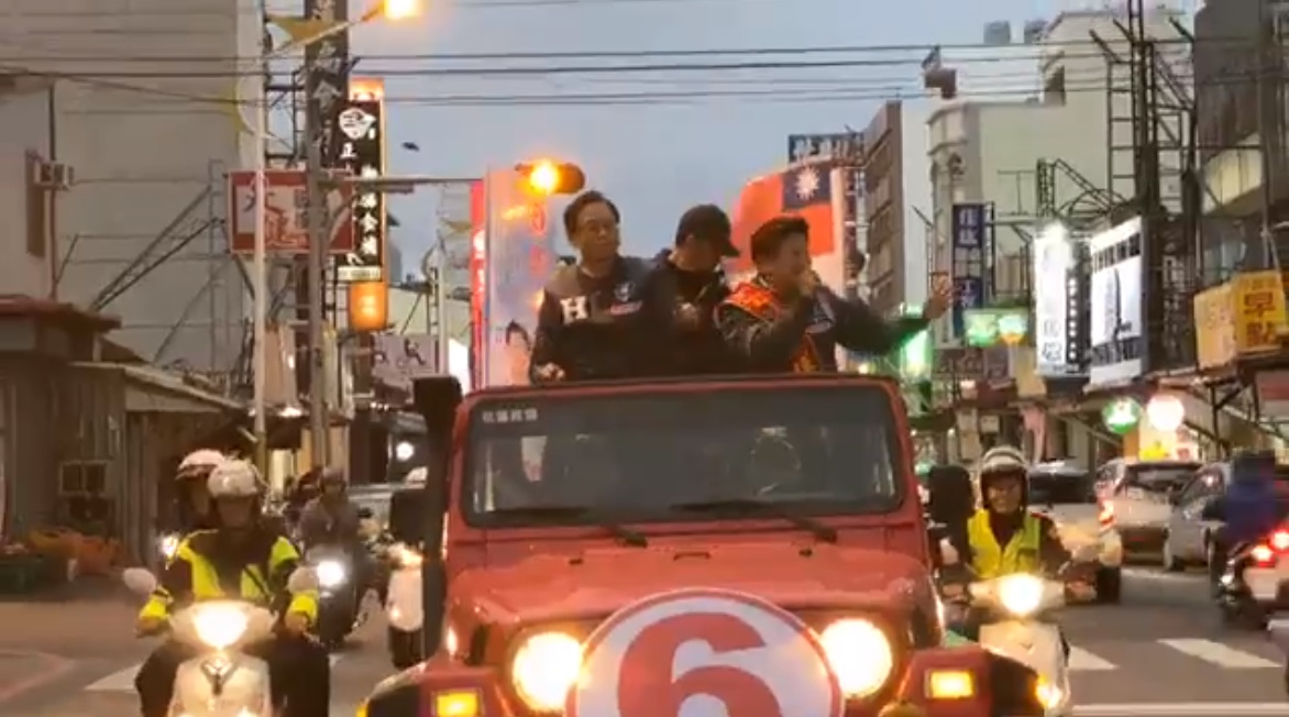 無黨籍立委參選人傅崐萁與國民黨副總統候選人張善政今（31）日傍晚一起掃街、拜票。 圖：翻攝傅崐萁臉書