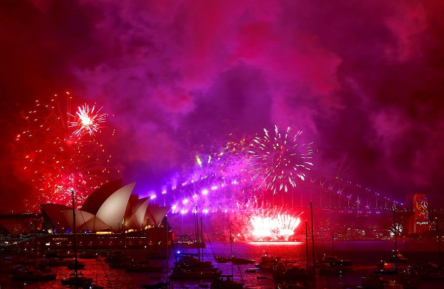 深陷霾害的澳洲最大城市雪梨（Sydney）31日跨年夜照樣施放煙火，超過10萬發煙火點亮雪梨港口天際。 圖：達志影像/路透社