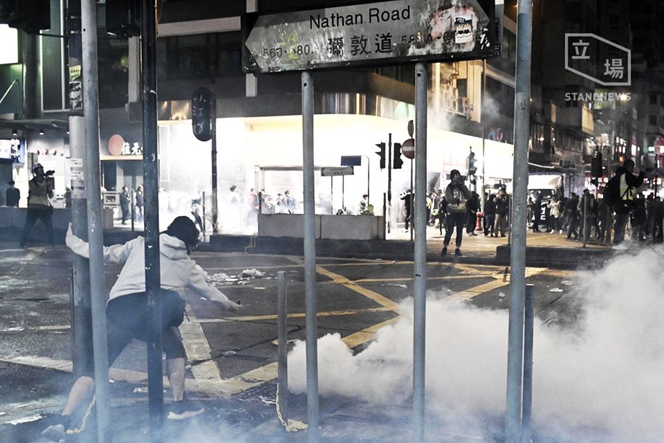 香港市民31日晚間跨年夜抗議不停歇，在踏入2020年僅10分鐘，香港警方就在旺角發射今年第一枚的催淚彈驅散抗議市民。 圖：翻攝自立場新聞臉書
