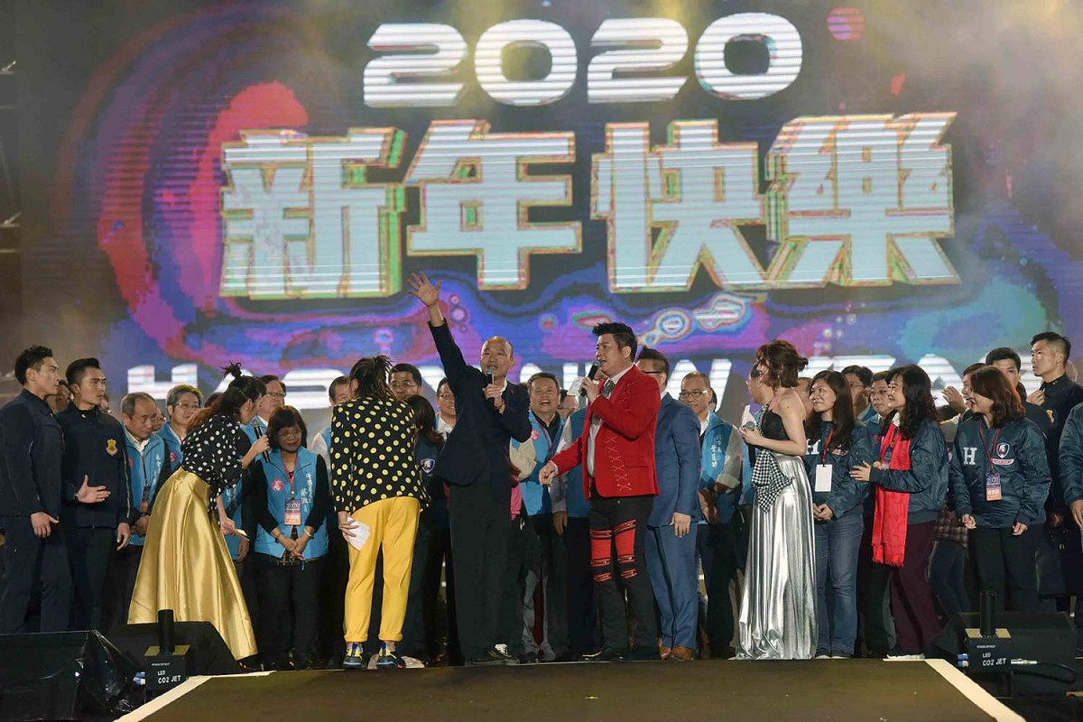 韓國瑜和市民一起倒數高喊「新年快樂」。 圖：高雄市政府/提供