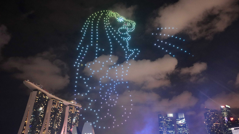 新加坡迎接2020年超精彩，不僅有500架無人機飛向夜空，展現出魚尾獅、輪船等視覺畫布，尤其，當倒數計時結束，濱海灣上空綻放璀璨煙火秀，讓跨年民眾嗨翻天。 圖 : 中央社