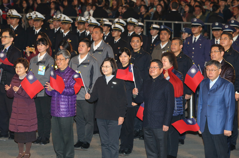 總統蔡英文手持國旗，參加總統府元旦升旗典禮。右為台北市長柯文哲。 圖 : 中央社