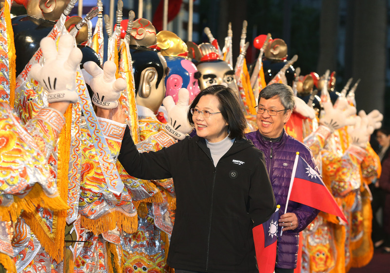蔡總統參加元旦升旗，與三太子合影。 圖 : 中央社