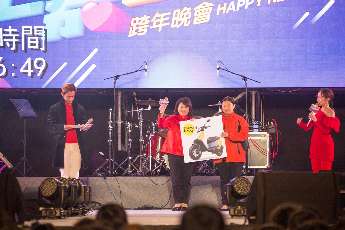 抽眾GOGORO大獎的幸運得主（右2）。 圖：嘉義市文化局/提供