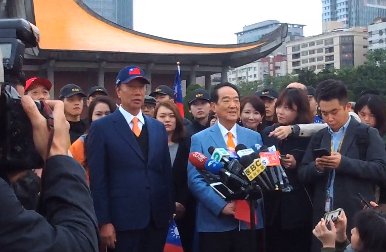 親民黨總統候選人宋楚瑜與鴻海集團創辦人郭台銘一起參加升旗典禮，有默契地繫上橘色領帶。 圖：翻攝自郭台銘臉書直播