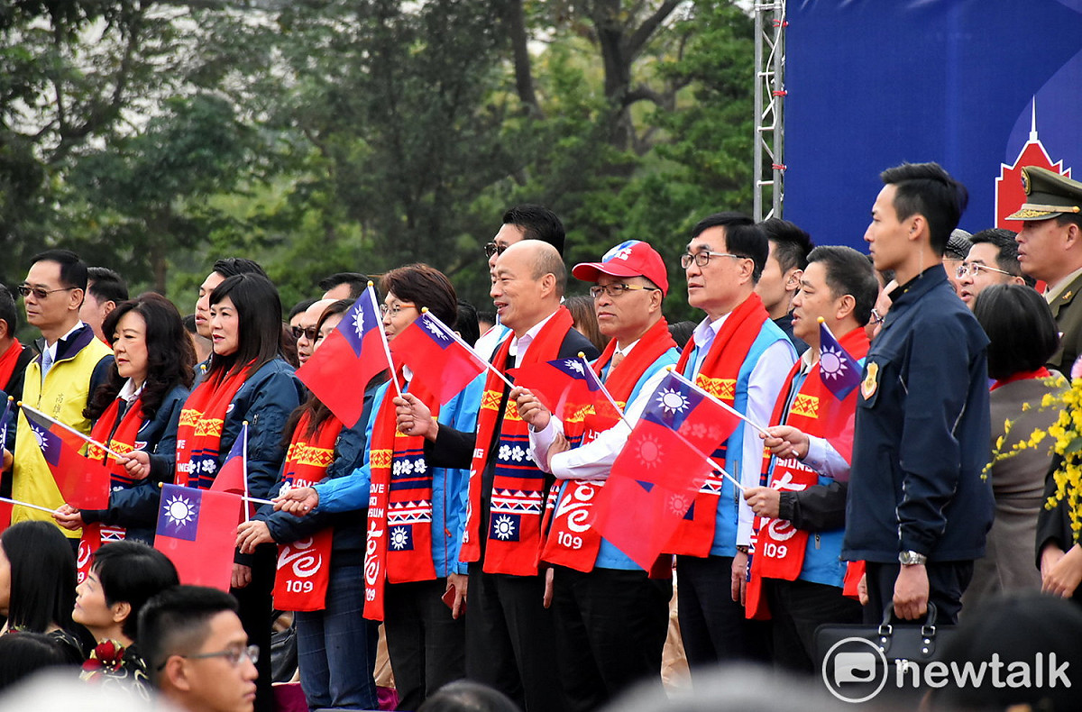 韓國瑜今天與團隊出席高市府辦的元旦升旗典禮。 圖：孫家銘/攝