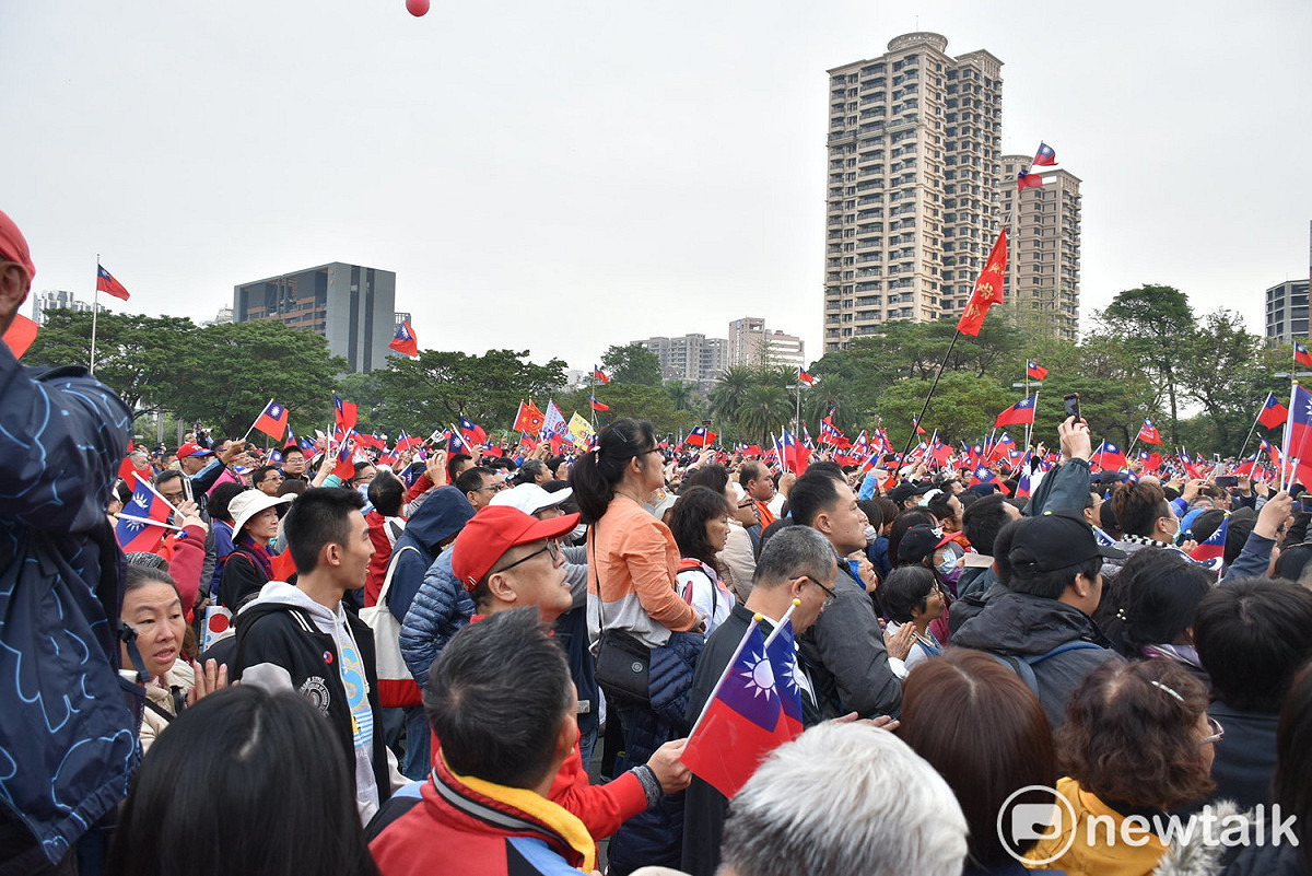 大批韓粉參加高市府元旦升旗典禮，擠爆圓形廣場。 圖：孫家銘/攝