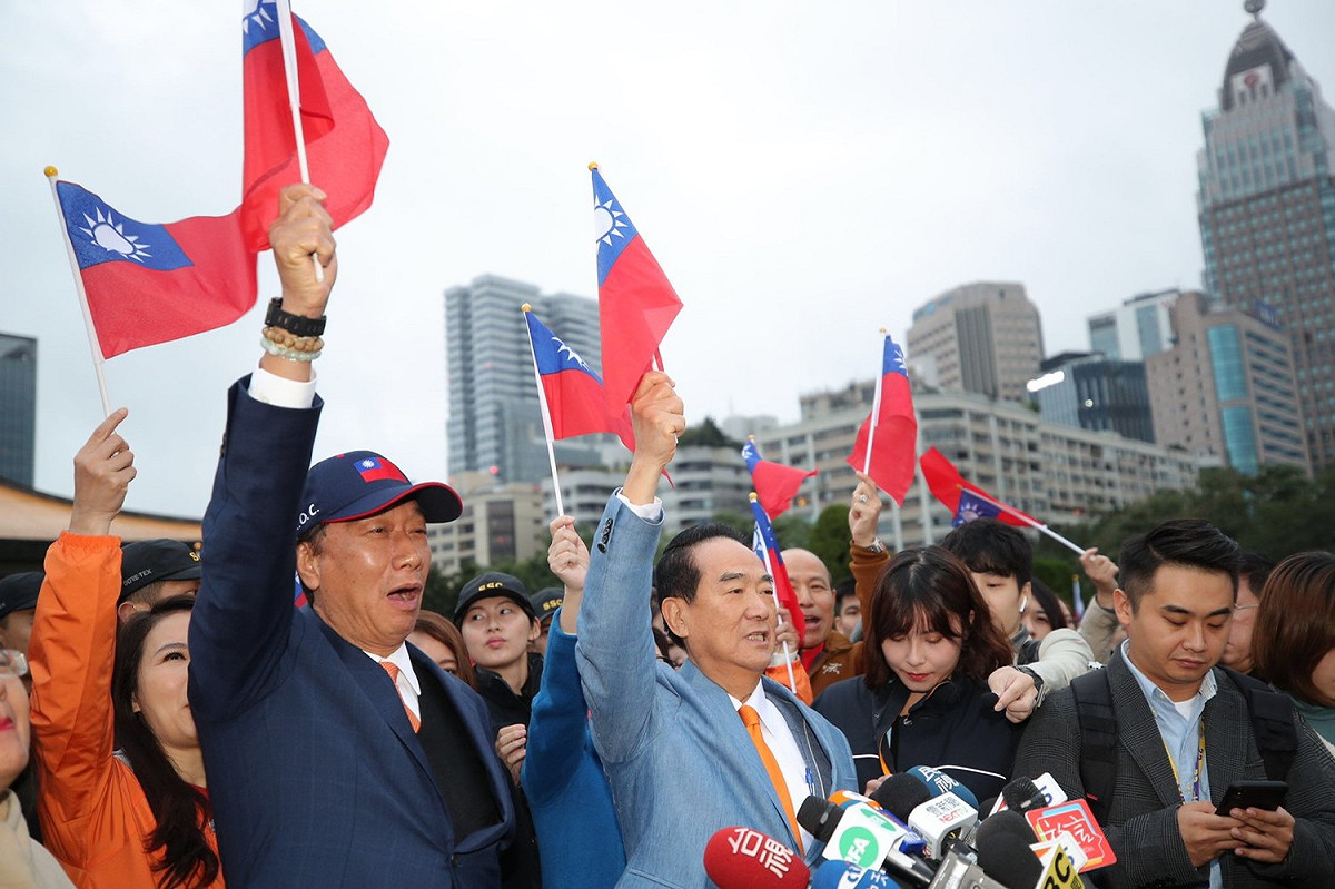 親民黨總統候選人宋楚瑜與鴻海集團創辦人郭台銘一起參加升旗典禮。 圖：宋楚瑜競選辦公室/提供