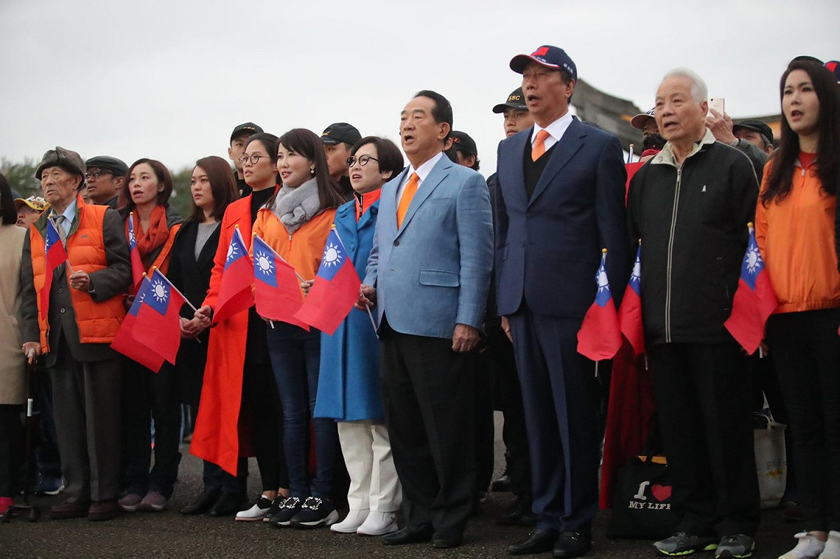 親民黨總統候選人宋楚瑜與鴻海集團創辦人郭台銘一起參加升旗典禮，有默契地繫上橘色領帶。 圖：宋楚瑜競選辦公室/提供