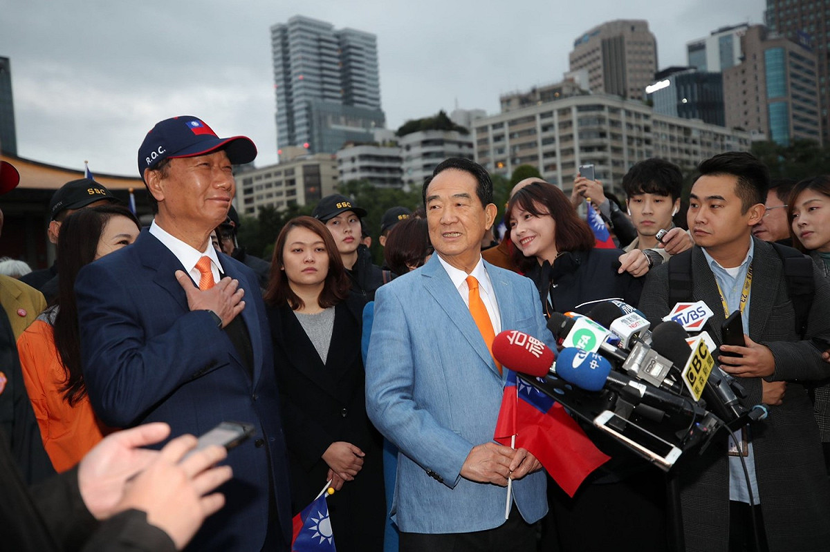升旗結束後，2人接受媒體聯訪。 圖：宋楚瑜競選辦公室/提供