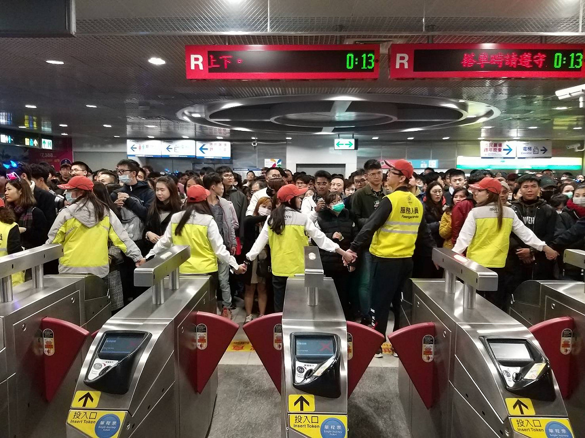 台北市跨年人潮洶湧，從晚上板南線就湧現人潮，北捷跨年夜運量達320萬人次。 圖：北捷／提供