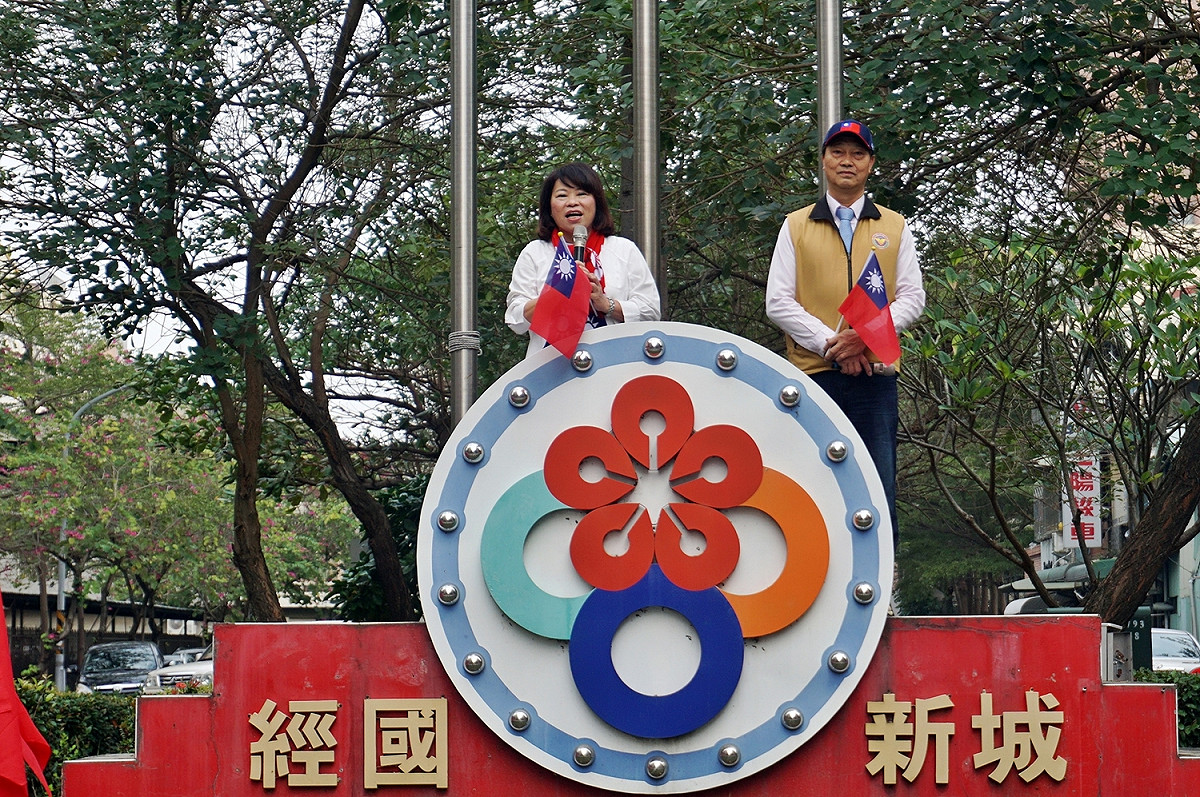 嘉義市長黃敏惠(左一)1日參加在經國新城舉行的元旦升旗典禮。 圖：黃敏惠辦公室/提供