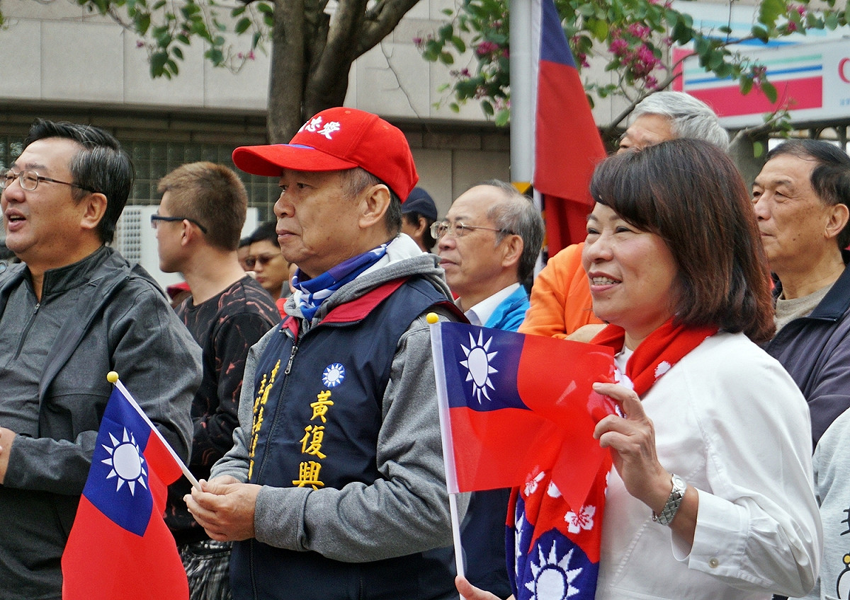黃敏惠和現場的民眾一起揮動小國旗。 圖：黃敏惠辦公室/提供