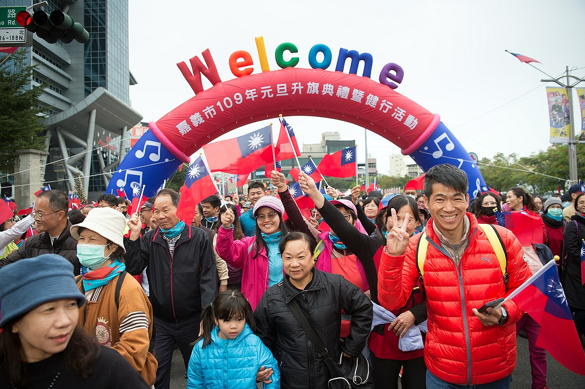 許多人參加嘉義市府前元旦升旗典禮暨健行活動。 圖：黃敏惠辦公室/提供
