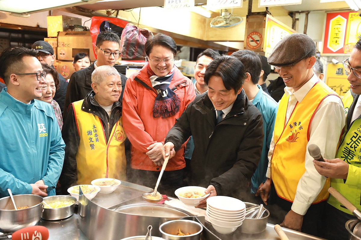 3人所到之處都有民眾、攤販熱烈歡迎。 圖：翻攝自賴清德臉書