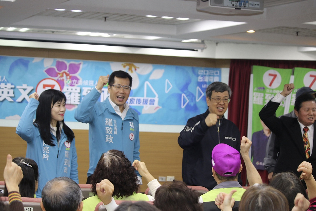 副總統陳建仁到板橋農會為羅致政夫婦打氣站台，並為羅的「客家後援會」授旗。 圖：羅致政競選總部提供