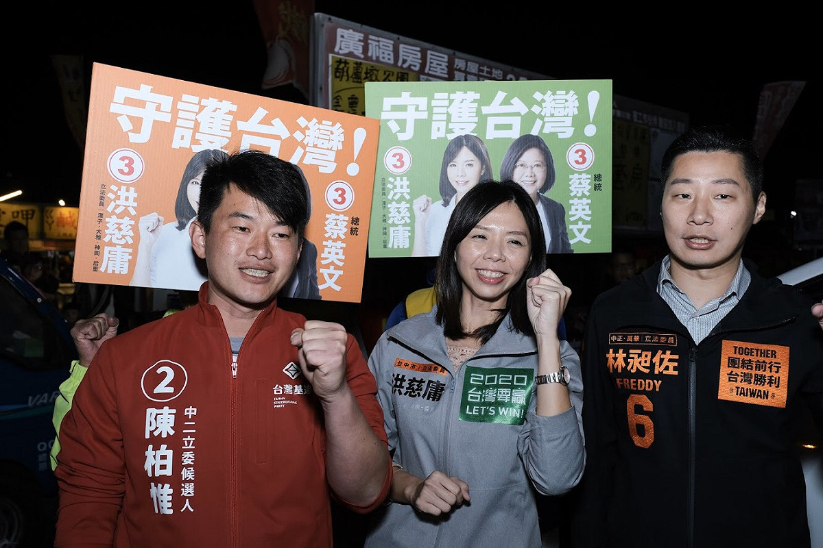 選戰倒數10天，立委洪慈庸今(1)晚與「前線」夥伴，立委林昶佐、台中第二選區立委參選人陳柏惟三人合體，在大雅夜市掃街拜票。 圖:洪慈庸辦公室/提供