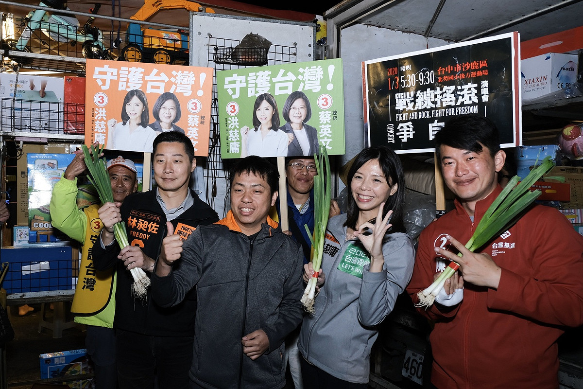 選戰倒數10天，立委洪慈庸今(1)晚與「前線」夥伴，立委林昶佐、台中第二選區立委參選人陳柏惟三人合體，在大雅夜市掃街拜票。 圖:洪慈庸辦公室/提供