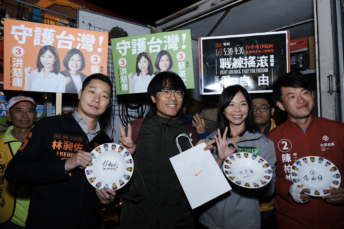 立委洪慈庸今(1)晚與「前線」夥伴，立委林昶佐、台中第二選區立委參選人陳柏惟三人在大雅夜市掃街拜票，受熱烈歡迎。 圖:洪慈庸辦公室/提供