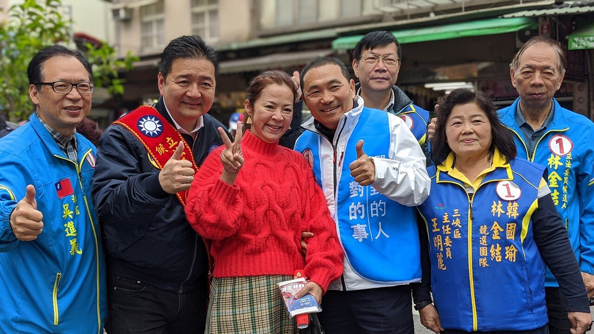 新北市長侯友宜上午參加新北市府舉辦的升旗典禮後，馬不停蹄地趕到三峽幫立委候選人林金結(左二)掃街助選。 圖：林金結競選總部提供