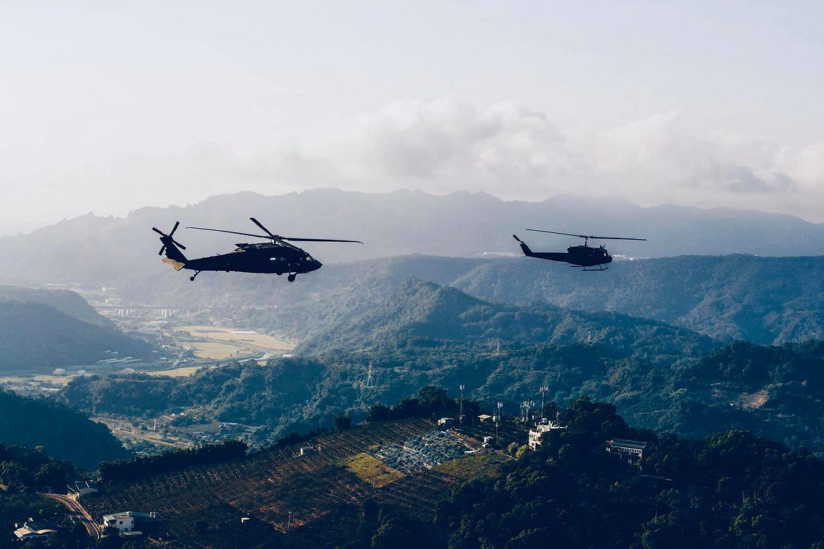 國軍UH-60黑鷹直升機戰訓照片。 圖：翻攝國防部發言人臉書(資料照片)