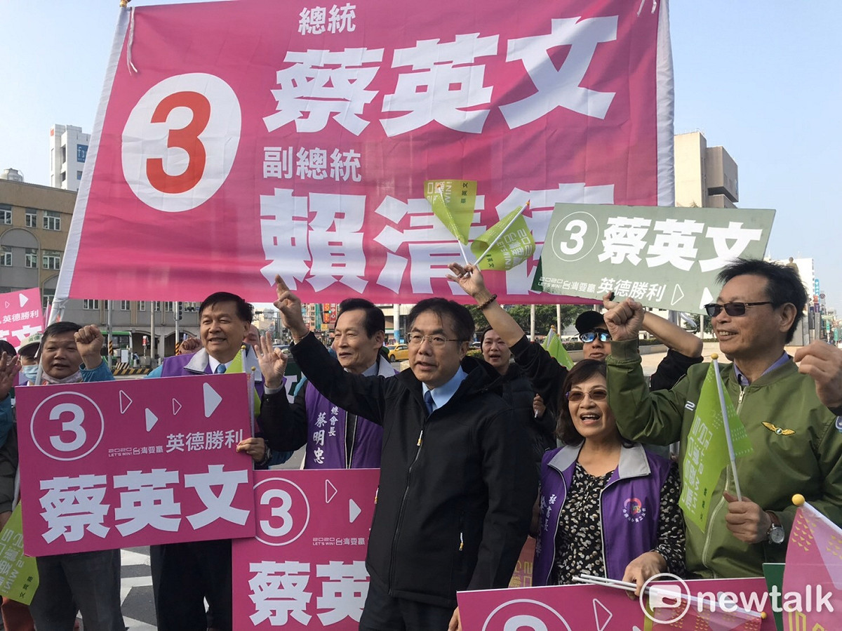 民進黨今日展開全國大串連，同步在路口向民眾拜票。台南競總主委黃偉哲率領拜票車隊，到府城各路口與黨公職會合。 圖：黃博郎／攝