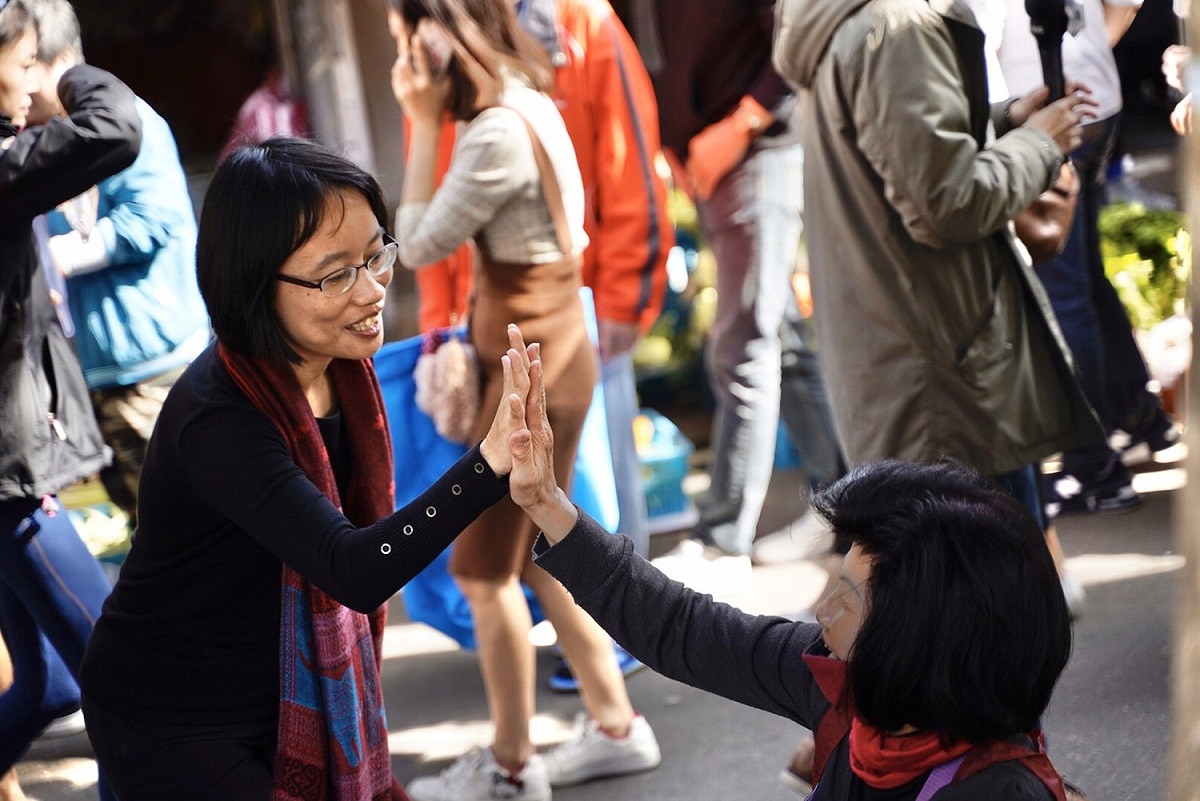 台灣基進推薦大使團長吳音寧今替台灣基進掃街拜票。 圖：台灣基進/提供