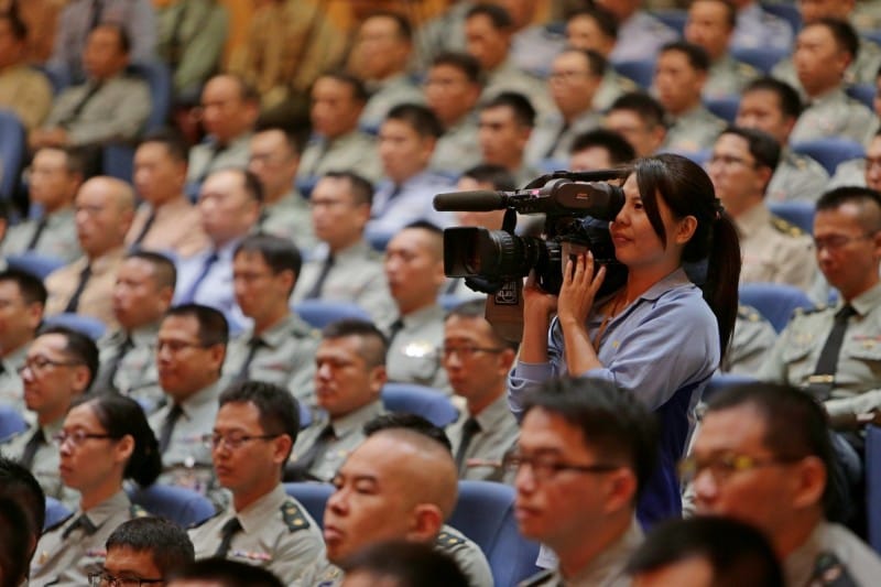 「黑鷹」迫降，其中軍聞社記者陳映竹是第一位勇敢發出求救訊息的人。 圖：軍聞社/提供（資料照片）