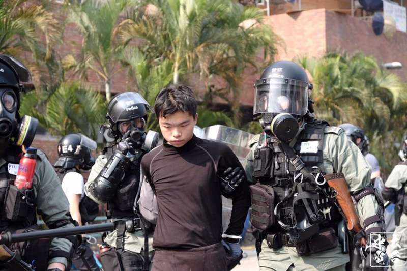香港警方逮捕反送中勇武派學生。 圖 : 翻攝自中大電台（資料照片）