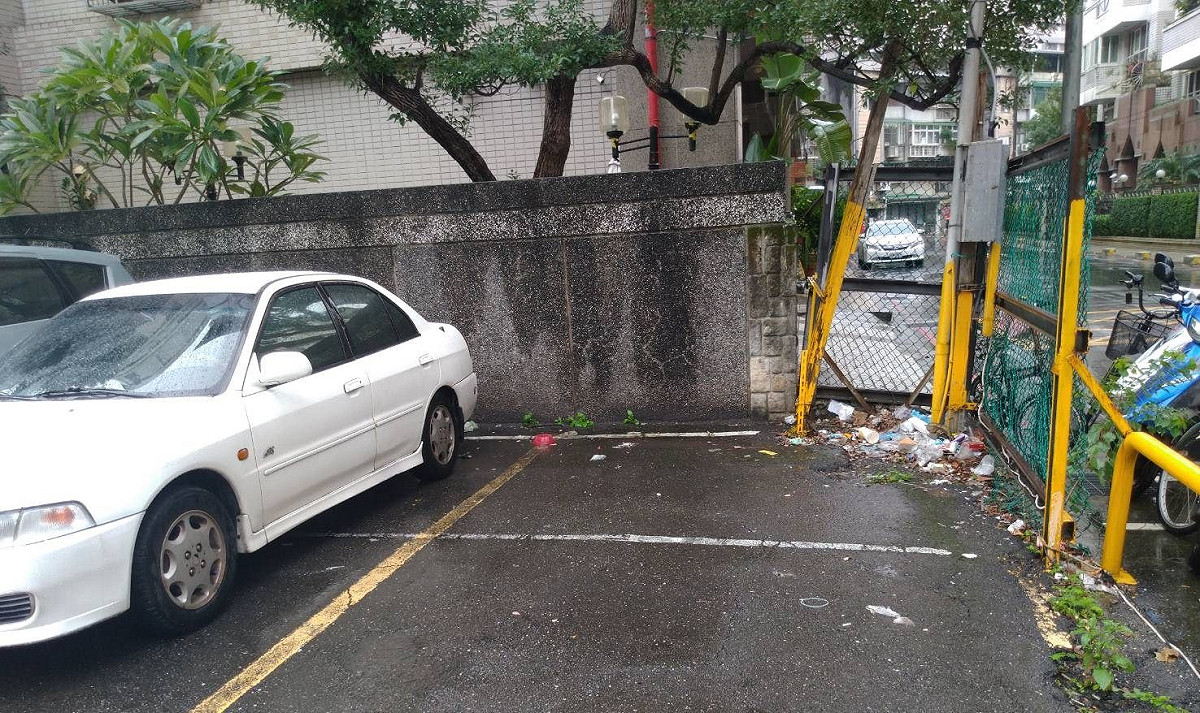 北市停車場髒亂情形。 圖：台北市環保局／提供