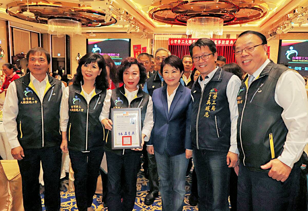 盧秀燕授證予台灣勞工大聯盟工會。 台灣勞工大聯盟工會/提供