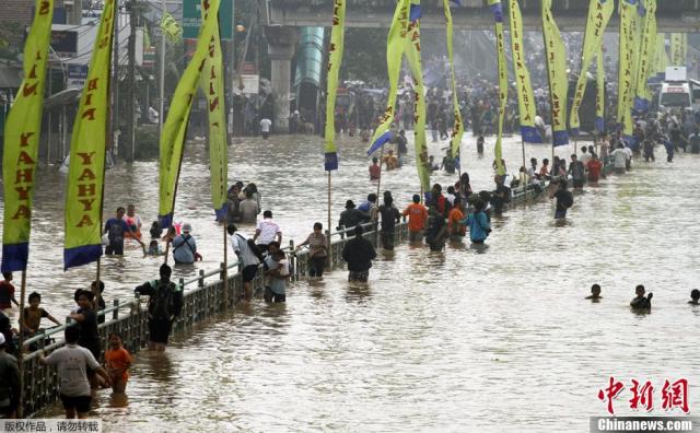 印尼首都雅加達市區和鄰近地區跨年夜降下暴雨，引發洪水和土石流災情，多處陷入一片汪洋。路透社報導，截至今天罹難人數已達21人。 圖 : 翻攝自中新網