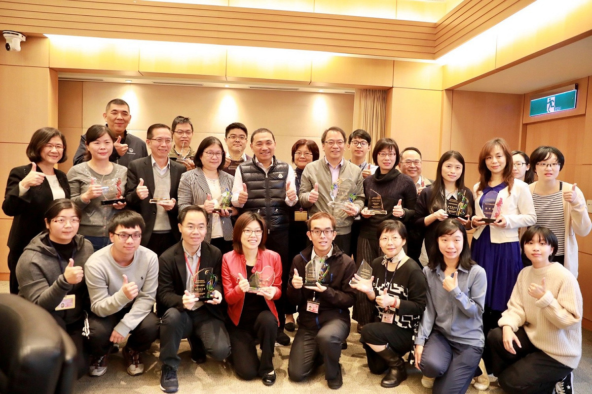 新北市「第11屆台灣健康城市暨高齡友善城市」獲獎單位於1月2日市政會議上向市長侯友宜獻獎。 圖：新北市衛生局提供